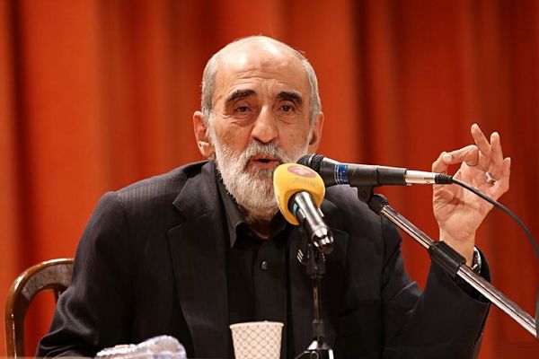 احمدی نژاد و روحانی هر دو بسیار نامناسب هستند/ لاریجانی بهتر است در دایره اصولگرایی باقی بماند