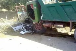 لِه شدن ۳ سرنشین پژو در تصادف با کامیون +عکس