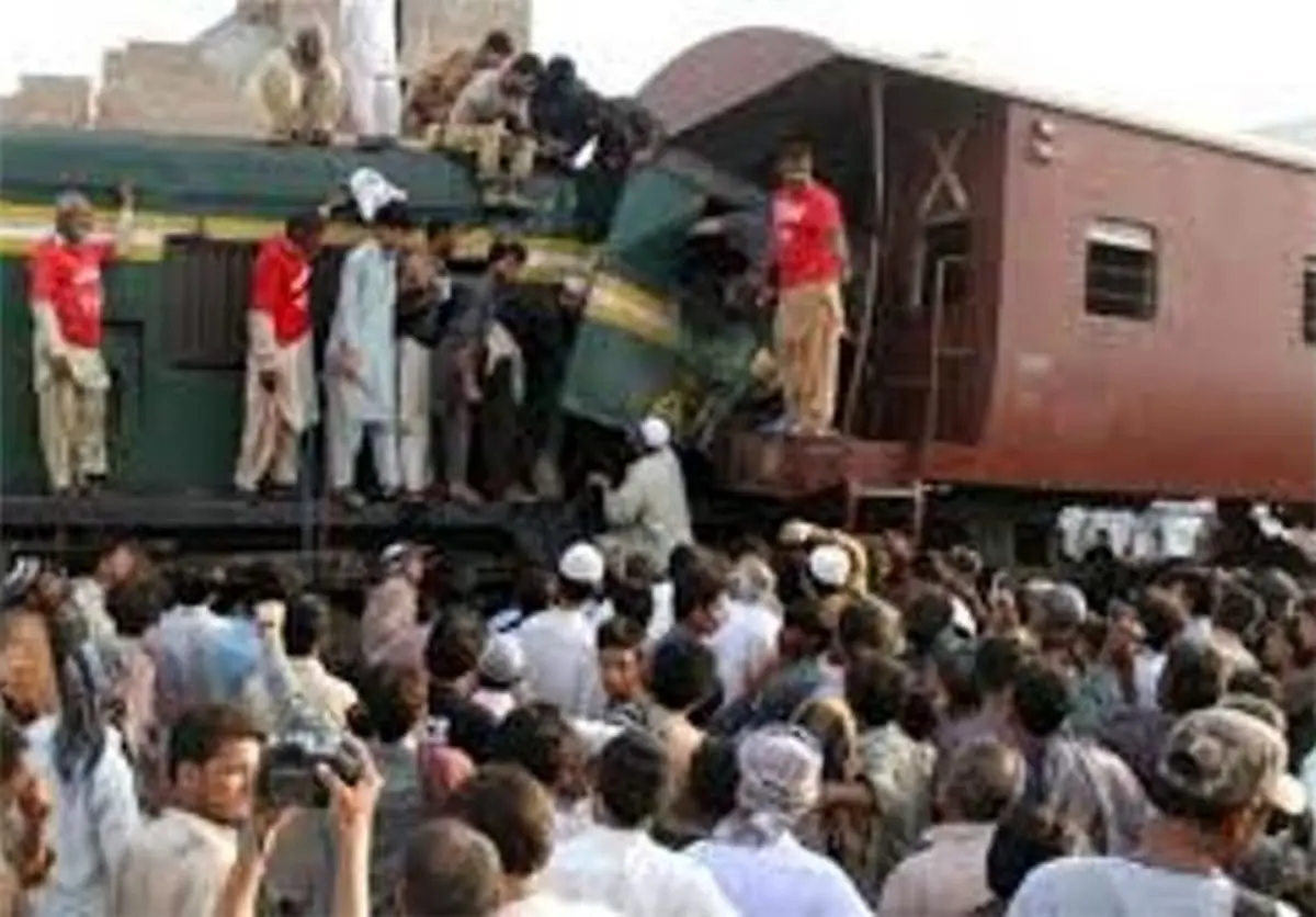۵۴ کشته و زخمی در پی تصادف دو قطار در پاکستان