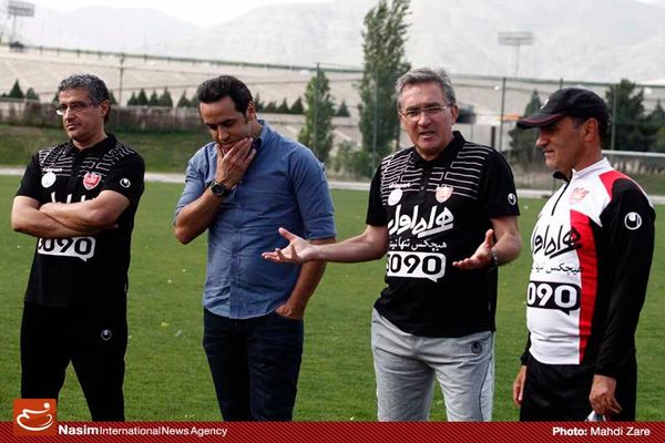 علی کریمی در اردوی سرخ‌پوشان حاضر شد
