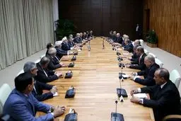 کشورهای مستقل و مقاوم باید در برابر مشکلات در کنار هم باشند