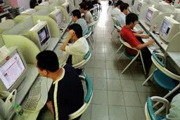 مدل استفاده کاربران ایرانی و فرانسوی از اینترنت