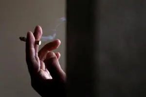 ممنوعیت استعمال سیگاردر اماکن عمومی از مهر