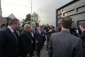 امضا وزیر صنعت زیر قرارداد واردات ۵۰۰۰ واگن از روسیه/ نعمت‌زاده خودش از واگنی که می‌خواست جلوی واردات آن را بگیرد رونمایی کرده بود!+ عکس