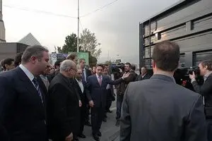 امضا وزیر صنعت زیر قرارداد واردات ۵۰۰۰ واگن از روسیه/ نعمت‌زاده خودش از واگنی که می‌خواست جلوی واردات آن را بگیرد رونمایی کرده بود!+ عکس
