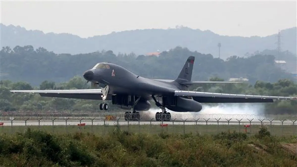 فرود بمب‌افکن امریکایی در کرۀ جنوبی