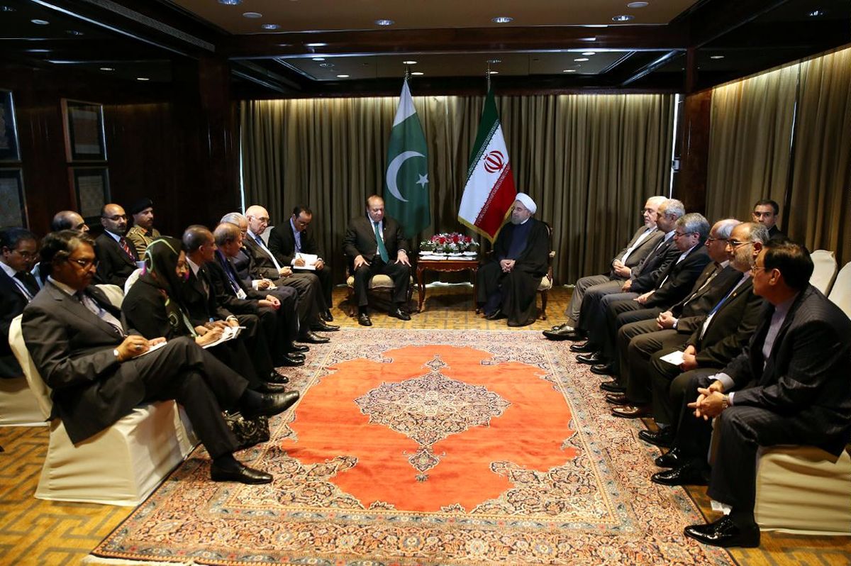 روحانی: پیوندهای اقتصادی تهران - اسلام‌آباد باید مستحکم‌تر شود/ نواز شریف: خواهان افزایش سطح همکاری‌های خود با تهران هستیم