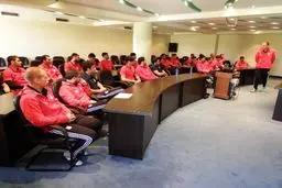 کی‌روش شاگردانش را به جلسه کادر فنی برد