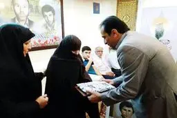 مدیر فرهنگی هنری منطقه ۵ با خانواده شهیدان کرباسیان دیدار کرد