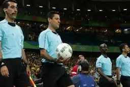 اهدای توپ مسابقه فینال فوتبال المپیک به شهردار تهران