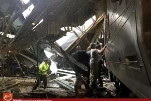 خروج قطار از ریل و برخورد آن باساختمان ایستگاه در نیوجرسی