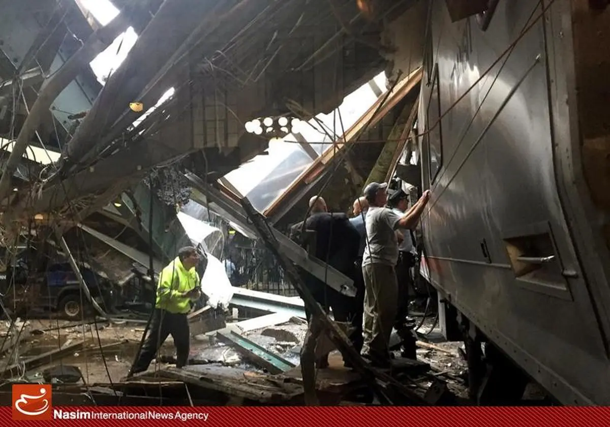 خروج قطار از ریل و برخورد آن باساختمان ایستگاه در نیوجرسی