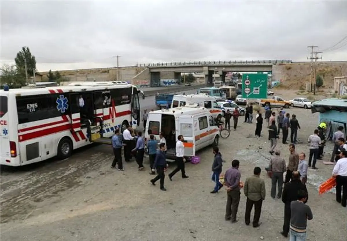 واژگونی اتوبوس در مسیر چناران به مشهد ۳۳ نفر را روانه بیمارستان کرد+عکس