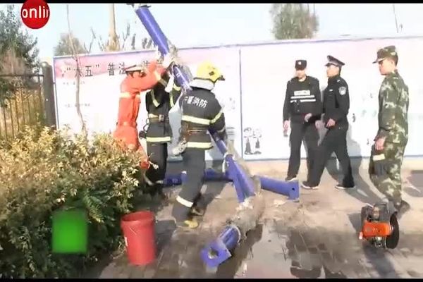تلاش آتش نشانان چینی برای نجات یک گربه از درون لوله