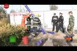 تلاش آتش نشانان چینی برای نجات یک گربه از درون لوله