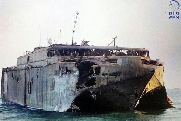 کشتی نظامی امارات پس از اصابت موشک رزمندگان یمنی + تصویر