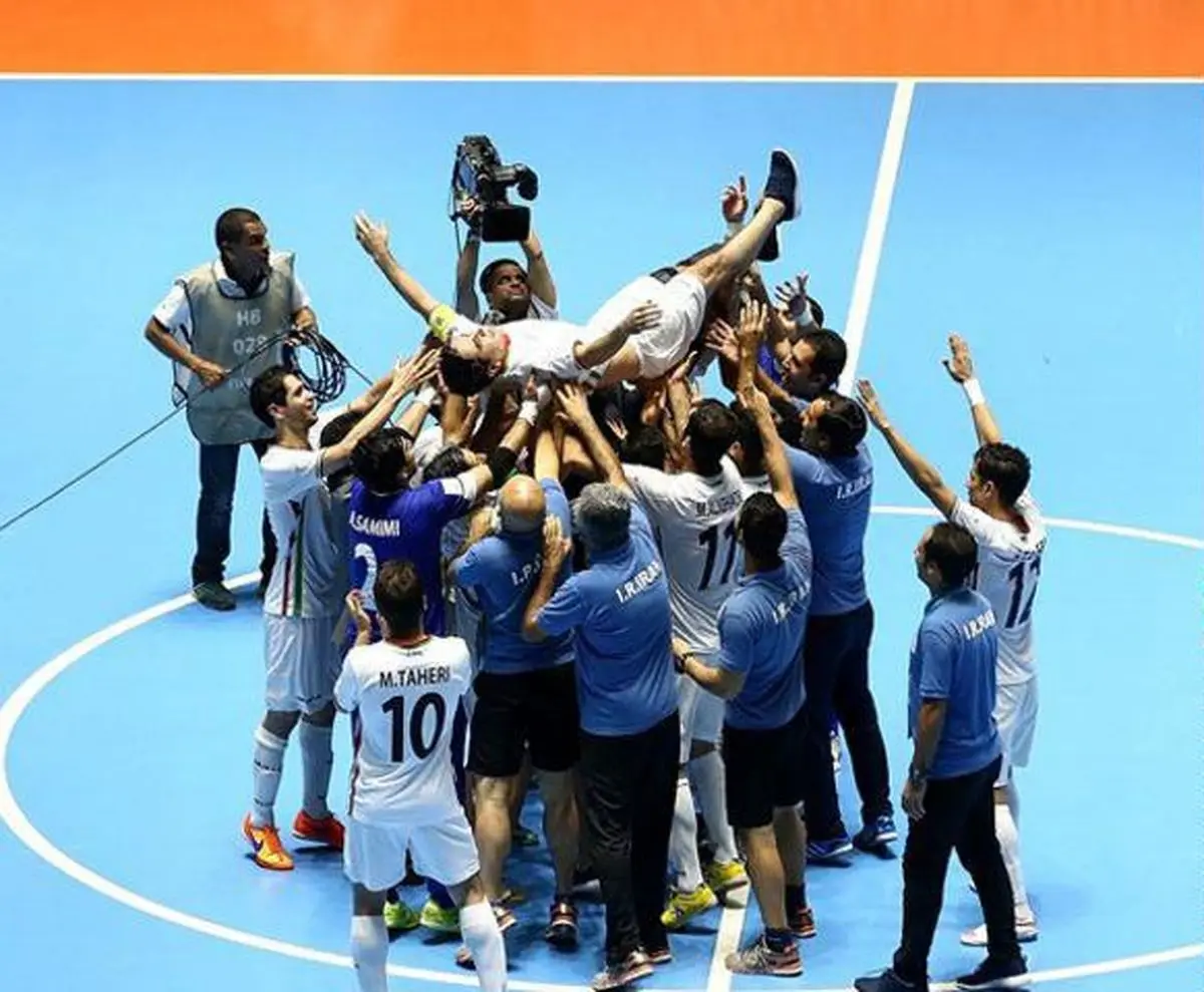 اهدای مدال ۷ ملی‌پوش فوتسال به خانواده شهدای حرم