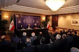 ظریف حرف‌های نیشدار را تحمل می‌کند/ عده‌ای برای خاموش کردن آتش، آب و بنزین را اشتباه گرفتند