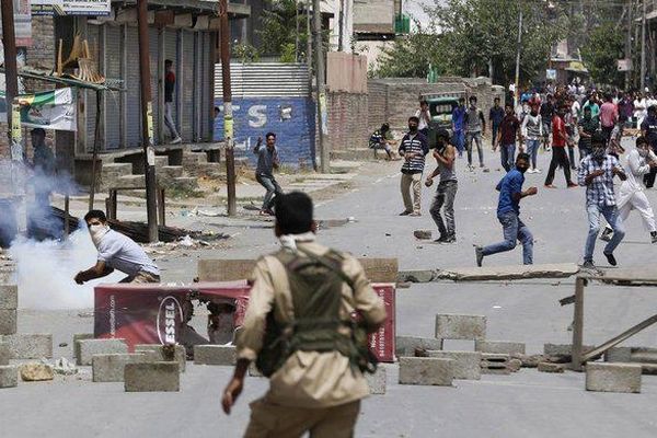 درگیری نیروهای هند با معترضان خشمگین در کشمیر