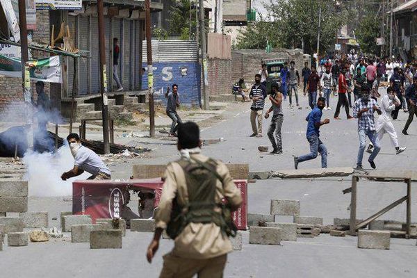 درگیری نیروهای هند با معترضان خشمگین در کشمیر