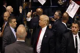 درخواست حزب جمهوری‌خوا‌هان برای کناره‌گیری ترامپ/ ترامپ: هرگز تسلیم نمی‌شوم