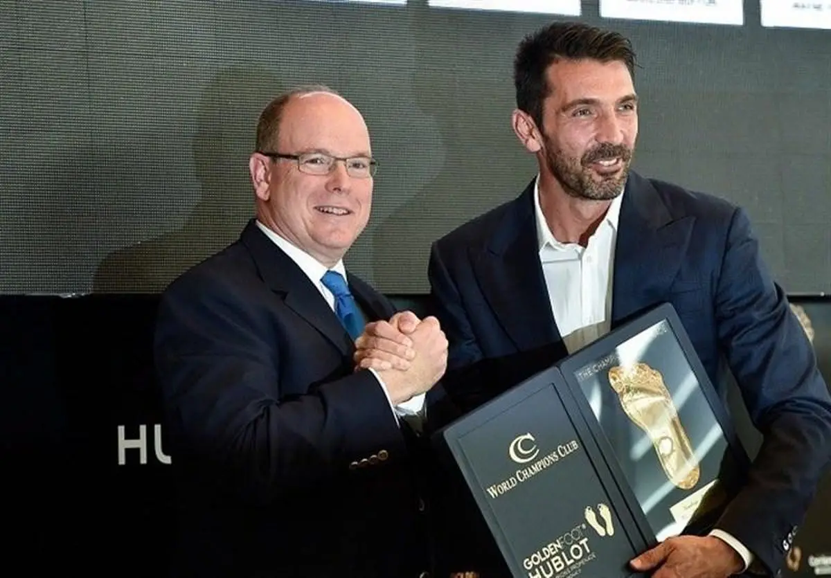 بوفون جایزه پای طلایی را دریافت کرد