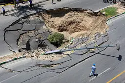 فرونشست سطحی در محدوده چهارراه مولوی/ ایمن سازی محل توسط آتش نشانی