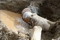 شکستگی لوله آب، علت انسداد خیابان مصطفی خمینی