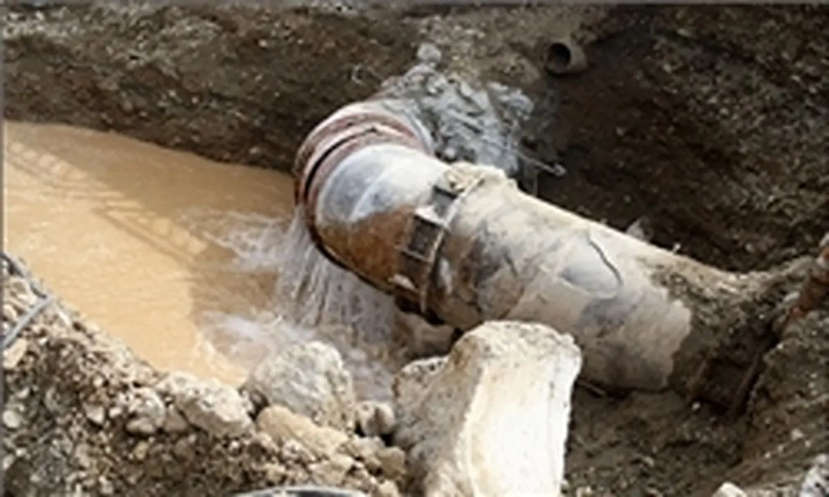 شکستگی لوله آب، علت انسداد خیابان مصطفی خمینی