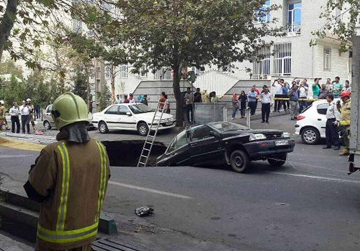 فیلم :: لحظه فرورفتن دو خودرو به‌علت نشست زمین در خیابان پیامبر