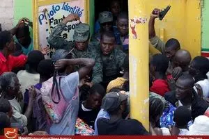 کمک به گرسنگان هائیتی با شلیک تیر هوایی