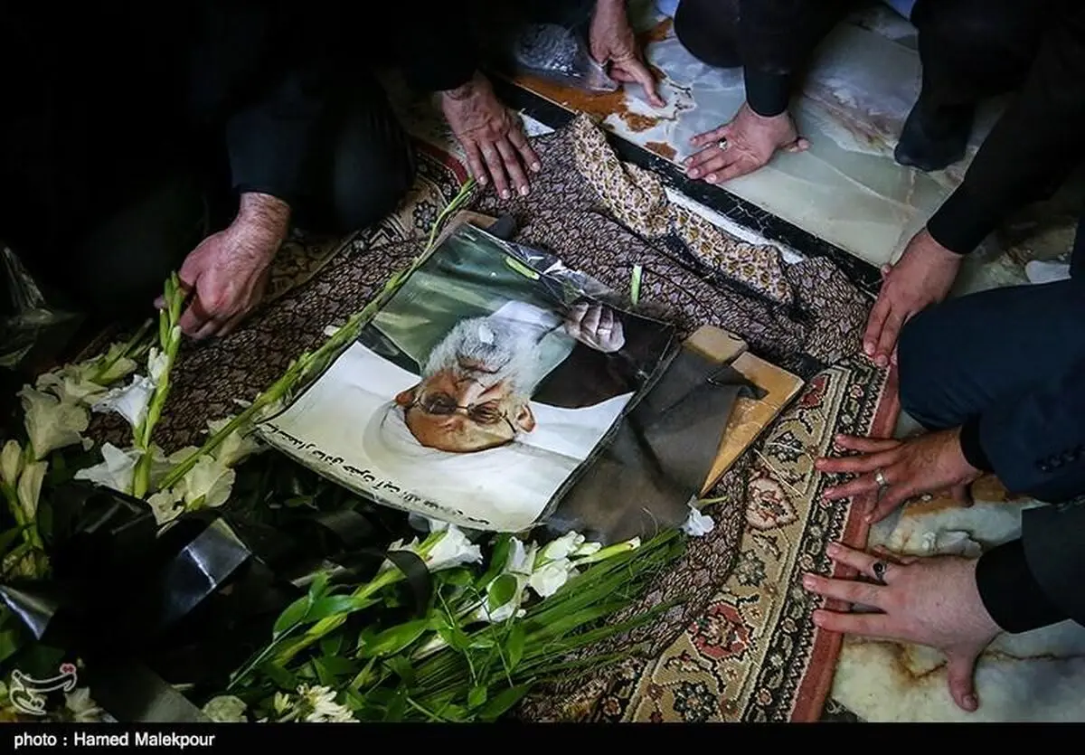مراسم دومین سالگرد آیت‌الله مهدوی‌کنی بر سر مزارش برگزار شد