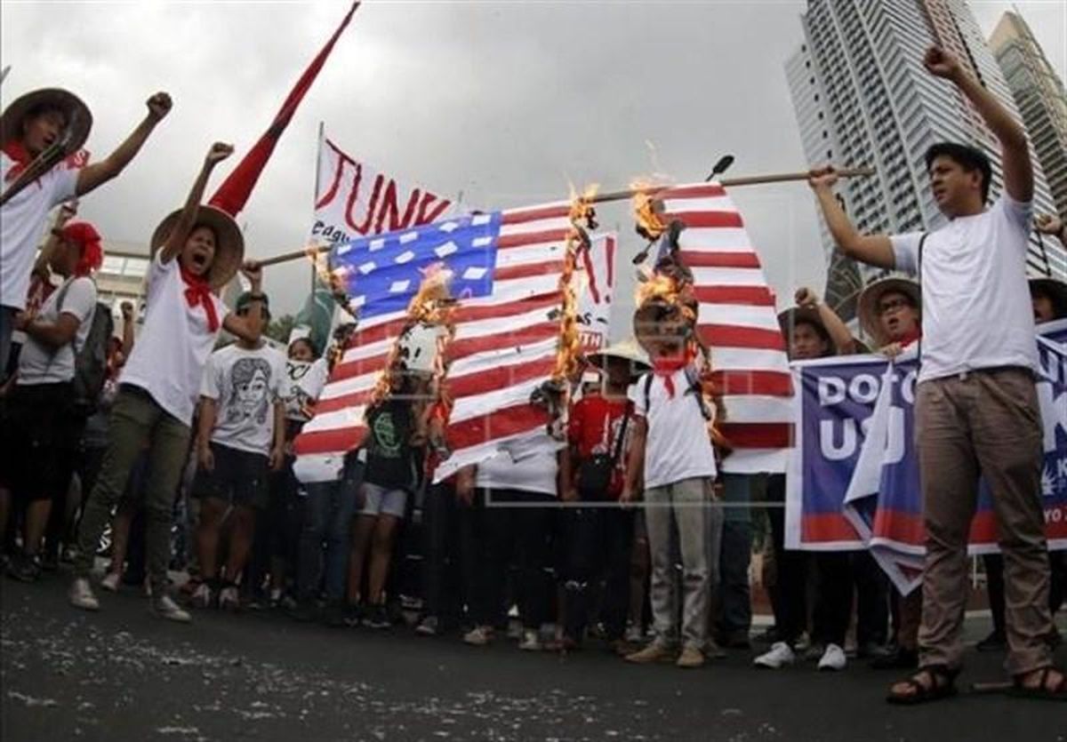 پرچم آمریکا در فیلیپین به آتش کشیده شد