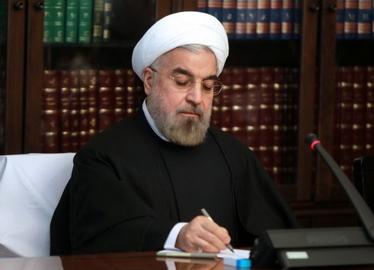 روحانی قانون اصلاح بخشی از قانون اجرای سیاست‌های کلی اصلی ۴۴ قانون اساسی را ابلاغ کرد