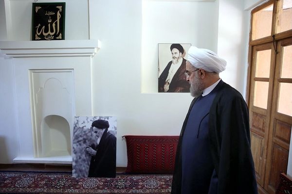 حضور روحانی در بیت امام خمینی (ره) در خمین + تصاویر