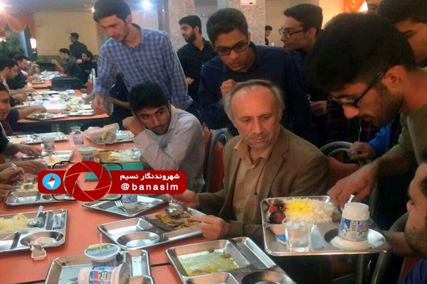 عکس خبری:: تجمع برخی دانشجویان دانشگاه سمنان در اعتراض به کیفیت غذا