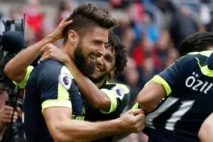 آتش‌بازی ۷ دقیقه‌ای توپچی‌ها در زمین ساندرلند