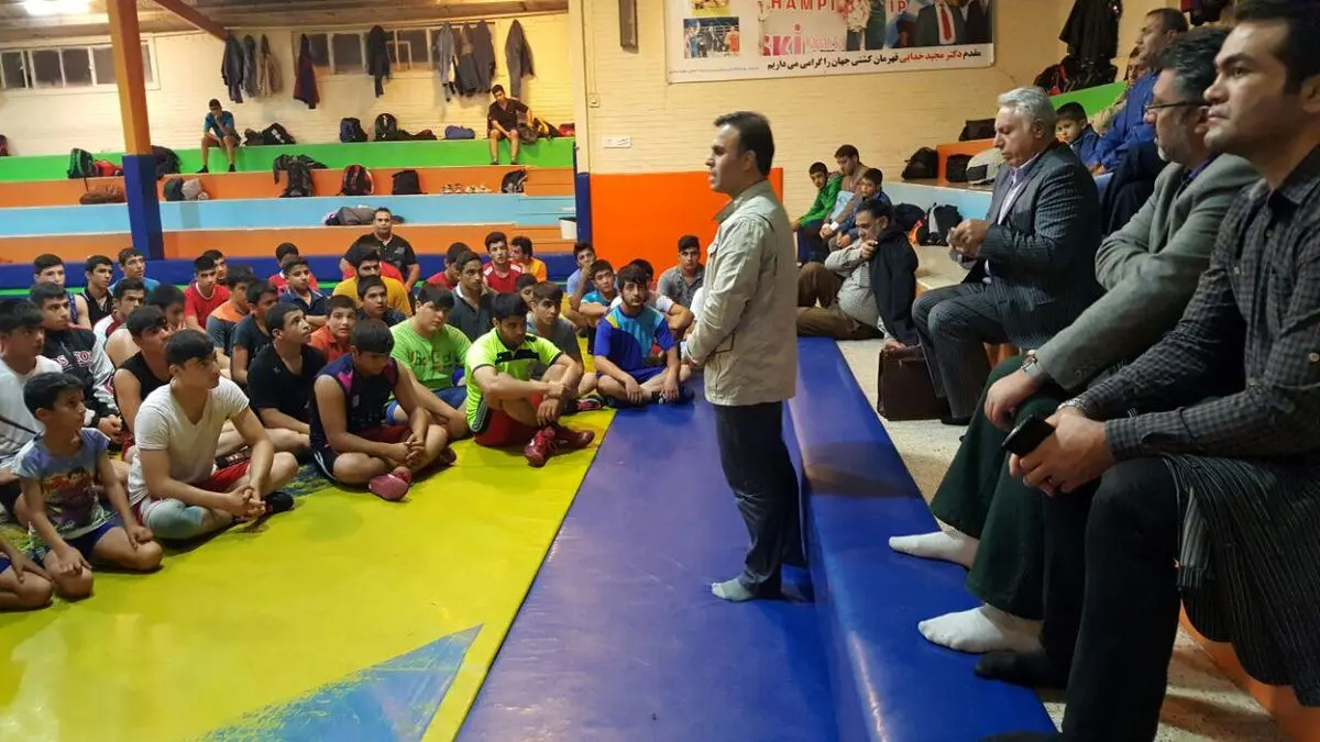حضور رضا لایق در جمع کشتی‌گیران جوان و نوجوان خراسان رضوی + عکس