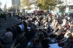 برپایی نماز ظهر و عصر در مقابل لانه جاسوسی آمریکا