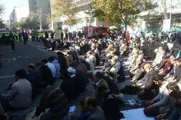 برپایی نماز ظهر و عصر در مقابل لانه جاسوسی آمریکا