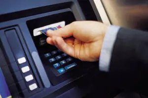 بانک مرکزی: ممنوعیت صدور کارت عابر بانک برای مشتریان بدهکار صحت ندارد