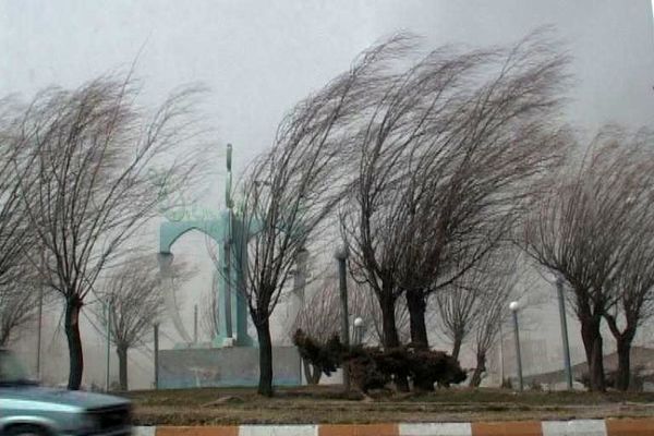 باد با سرعت ۱۱۲ کیلومتر شهرستان اردکان را در نوردید