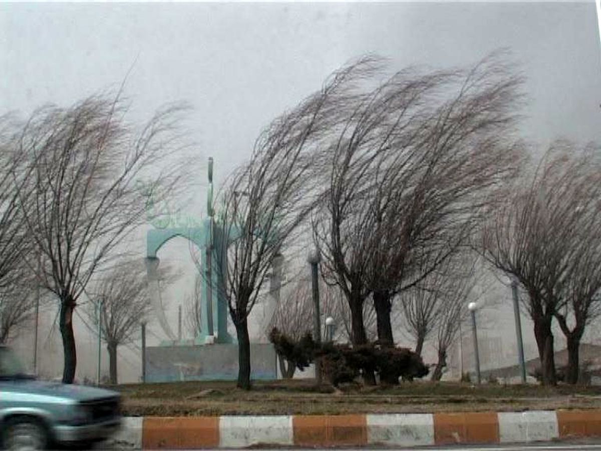 باد با سرعت ۱۱۲ کیلومتر شهرستان اردکان را در نوردید