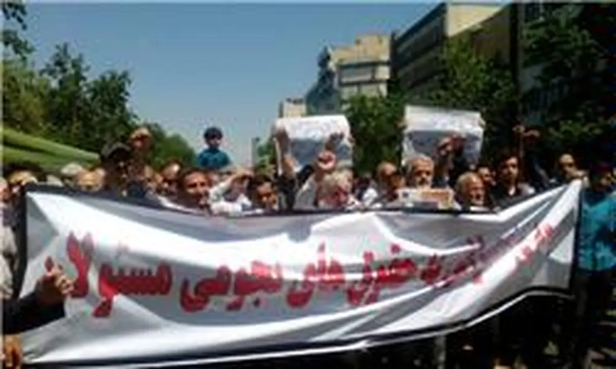 تجمع اعتراضی دانشجویان و نمازگزاران به "حقوق‌های نجومی مسئولان" برگزار شد