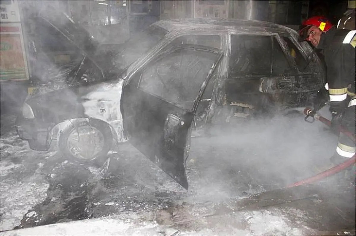 آتش‌سوزی در پمب‌بنزین بزرگراه رسالت / ۳ خودرو دچار خسارت شدند