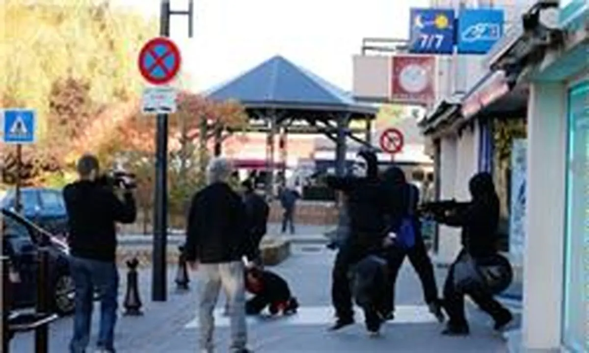 فرد مسلح چند نفر را در بانکی در مسکو به گروگان گرفت