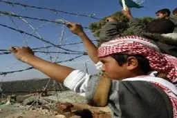 فلسطینیان در انتظار برای عبور از گذرگاه 