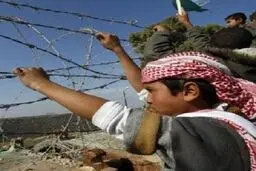 فلسطینیان در انتظار برای عبور از گذرگاه 