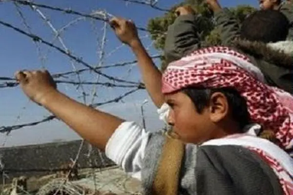 فلسطینیان در انتظار برای عبور از گذرگاه "رفح"