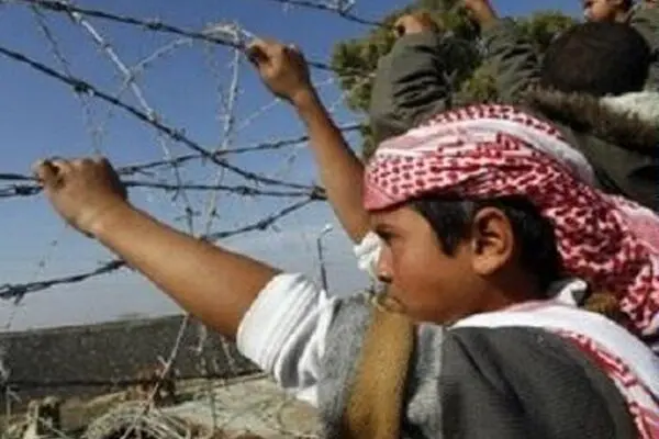 فلسطینیان در انتظار برای عبور از گذرگاه "رفح"